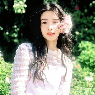 戴流苏耳环的少女